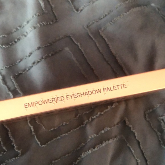 *SOLD* Huda Beauty | Eyeshadow palette - Picture 2 of 4